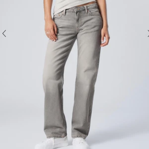 Straight low jeans - Jeans från weekday i modellen ”arrow”, lågmidjade och i en rak modell, bra skick, säljer för att jag inte använder längre, skriv till mig för fler bilder och priset kan diskuteras 