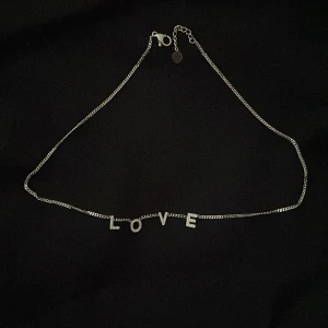 Edblad halsband  - Jättegulligt halsband från Edblad som det står ”LOVE” på. Aldrig använd.