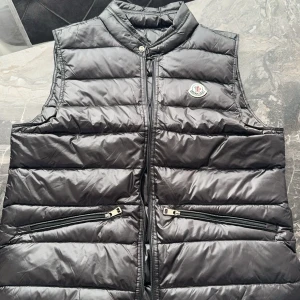 Moncler väst  - Stl S