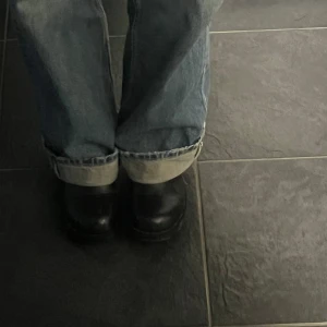 Boots  - Svarta boots perfekta till hösten, passar med jeans, kostymbyxor och om man vill ha kjol!
