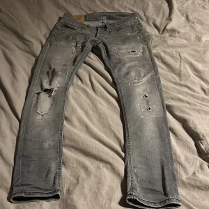 Dondup George  - Säljer detta riktigt sällsynta Dondup jeansen, storlek 30 ny pris 3400 säljer dessa för 1200 kr