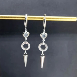 Handgjorda örhängen - Handgjorda örhängen●Följ :@ekjewelryofficial🤲 ● 💎Material- 100% rostfritt stål ●Örhängeskrokar -rostfritt stål och kristall. Nickel fri. Längd -6cm. 