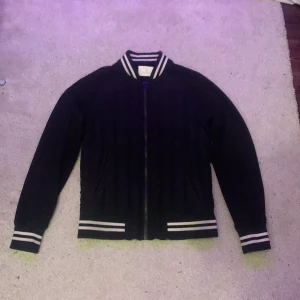 Gant cardigan - Fin Gant cardigan i storlek S ,väldigt bra skick 9,5/10 nästan aldrig använd.  Skriv vid frågor eller intressen. 