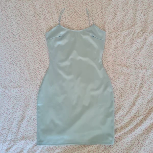 Nelly klänning - Supersnygg blå satäng klänning från Nelly! I väldigt bra skick! Använd en gång :) 