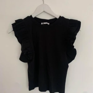 Zara topp - Söt topp från Zara, knappt använd. Liten i storleken 