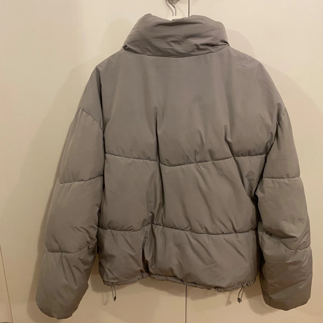 Ljusgrå puffjacka från pull&bear st M. - 90