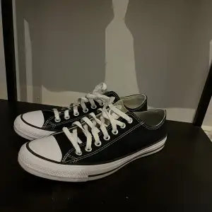 Säljer dessa as feta klassiska converse i storlek 43. Dom är helt nya endast använda 1 gång. Kartong finns och kvitto om du nu vill ha de.