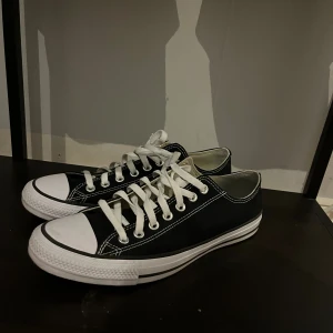 Converse - Säljer dessa as feta klassiska converse i storlek 43. Dom är helt nya endast använda 1 gång. Kartong finns och kvitto om du nu vill ha de.