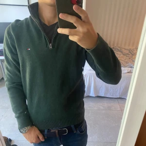 Tommy hilfiger Half zip  - Tommy hilfiger Half zip. Har används måttligt. Säljer för att den inte  passar länge 