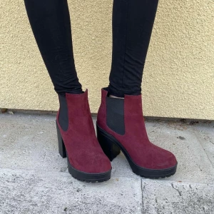 Vinröda högklackade boots  - Snygga boots från H&M mycket obetydligt använda. Storlek 39.