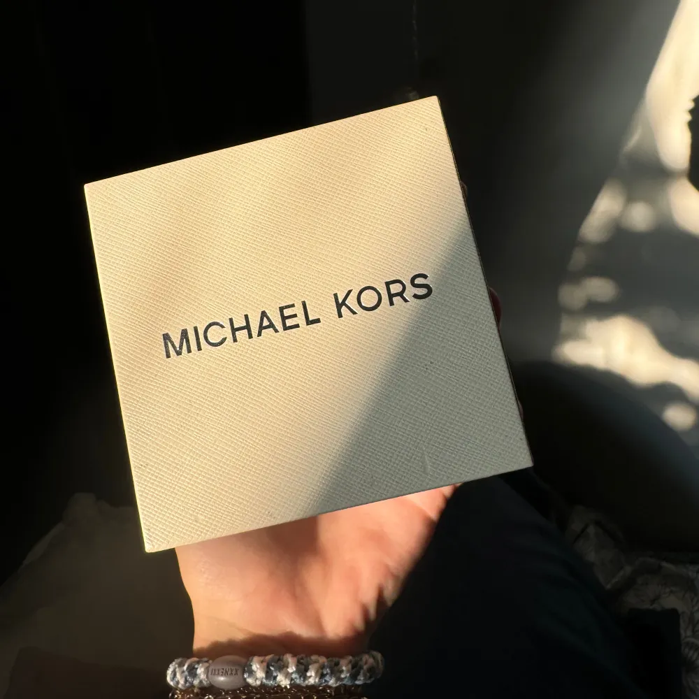 Michel kors klocka u guld, Og priset är mellan 1500-2500. Är oanvänd och finns inte längre i butik💕💕 säljer på grund av att det inte är min stil, behövs byta batteri. Accessoarer.