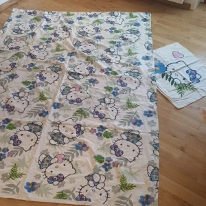 Hello kitty påslakan set - Hello kitty påslakan set, 2 olika sidor (med olika motiv) tvättas självklart inan de skickas, inga deffekter.