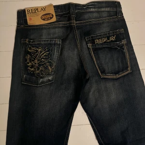 Replay Jeans - Feta jeans från Replay. Helt nya, aldrig använt bara testat och passar ej mig. Rak passform. Originalpris 129 euro som ni ser på sista bilden. Skriv vid funderingar!