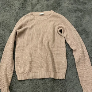 Beige stickad tröja från VILA - Säljer en supermysig beige stickad tröja från VILA. Perfekt för höst och vinter med sin varma och sköna känsla. Tröjan har en enkel design med långa ärmar och ribbade kanter vid ärmslut och nederkant. Passar perfekt till både jeans och kjol för en avslappnad look. skriv privat för fler bilder och frågot💕💕