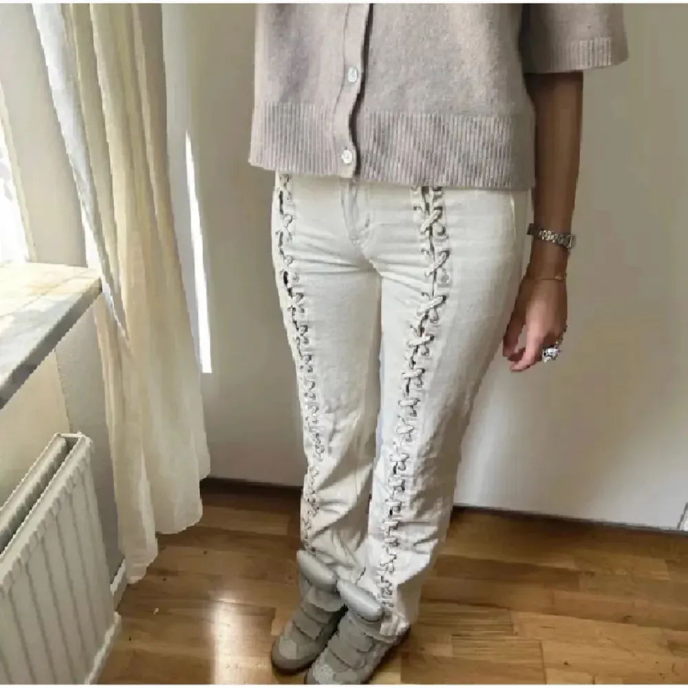 Jeans med snörning från hm. Skitsnygga verkligen, men kommer inte till användning längre. De är små i storleken. Toppenskick!!. Jeans & Byxor.