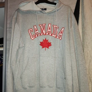Canada hoodie  - Storlek S - M   Nästan aldrig använd, inga defekter 