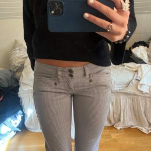 Jättefina lågmidjade jeans med slits nere, med lite bootcut. Midja - 39 Innebenslängd - 82 Passar någon som är cirka 165🥰