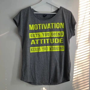 Kortärmad träningströja med tryck  - Träningsströja i bra skick, inga fläckar eller synliga spår av användning. 