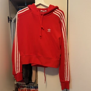 Rött adidas mjukis set - Adidas mjukis set i röd färg. Hoodien  i storlek 34 (XS) och byxorna i storlek S men skulle säga att de är som XS också. Aldrig använt utomhus, endast en gång här hemma…