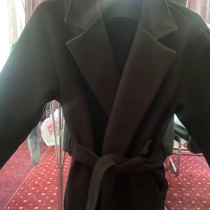 Kappa - En snygg kappa från missäy som inte kommer till användan längre. Inga defekter eller liknande utan bara lite damm som fastnat som man ser på andra bilderna men enkelt att få bort. I storlek XS.