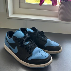 Air Jordan 1 Low - Blåa jordans i väldigt bra skick. Stl 39,5. Crease skydd sitter i