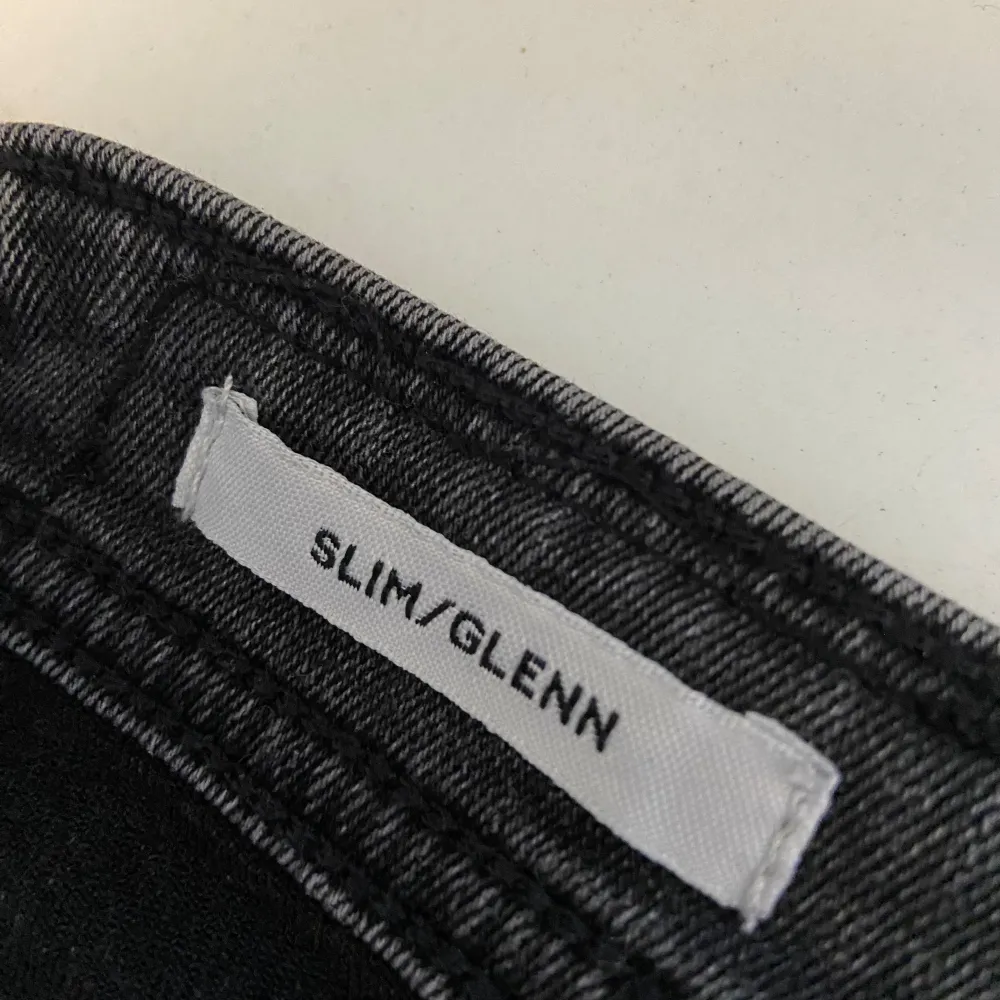 Säljer nu dessa feta Jack and Jones slim/glenn jeansen. Väldigt bra skick  Storlek 32/34. Jeans & Byxor.