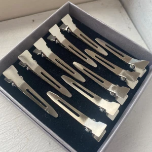 Hårklämmor  - 10st fina små silvriga hårklämmor, håller uppe håret bra och tar inte mycket plats i sminkbordet eller i väskan, oanvända🌸