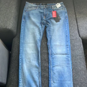 Blå slim straight jeans - Säljer ett par snygga blå slim fit/straight jeans. De har en klassisk femficksdesign och är i ett mjukt och bekvämt denimtyg. har Aldirg använt priset kan diskuteras vid snabb affär 