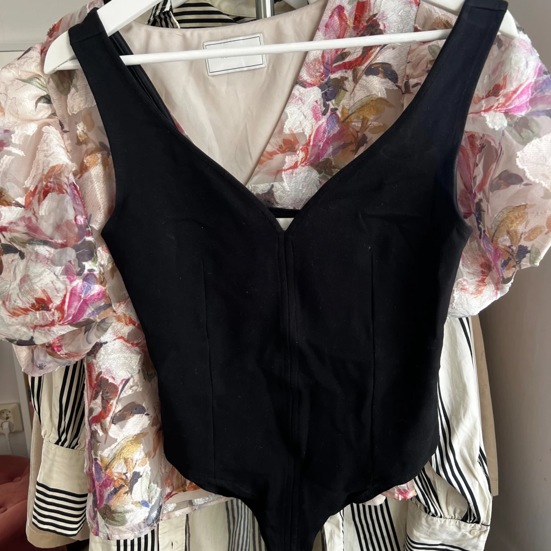 Svart body från H&M i linne. - 92