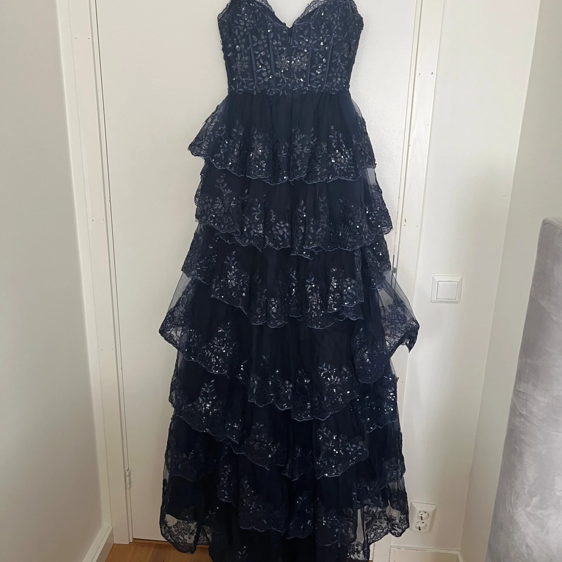 Marinblå glittrig klänning  - 92