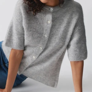 Stickad kofta gina - Så fin och populär stickad kofta från gina, helt slutsåld och som ny!❤️