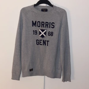 Morris Gent - Säljer denna Morris sweatshirt i storlek S. Säljs för att jag har växt ur den. Inga defekter eller skador. Skick 9/10.Bara använd ett fåtal gånger då av jag växte ur den snabbt. Sitter perfekt i storlek. Nypris 1300kr mitt pris 275kr.Pris är prutbart
