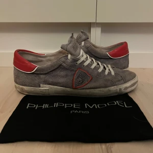 Phillipe model skor - Ett par schysta mocka Phillipe model skor storlek 44. Säljer dessa pga att de är för små 