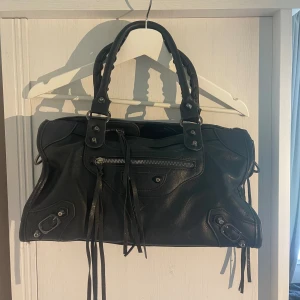 Intressekoll - intressekoll på min fina väskan🖤använd men i fint skick!🖤(ingår ett långt band med)