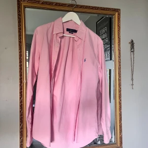 Ralph Lauren skjorta Dam - Bra skick Strl M Slim fit. Hör av er vid frågor/Bud. Pris går att diskutera💞