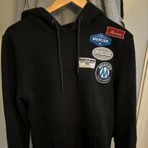 Mercier hoodie - Tjena jag säljer min Mercier hoodie eftersom den inte går till någon användning, Den är i 8.5/10 skick och dammar i garderoben, kom privat för fler bilder och vid en snabb affär så kan jag gå ner i pris!