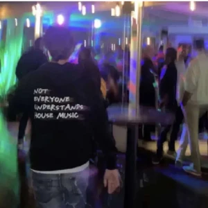 Svart Marcus Rolf hoodie med text  - Säljer en Marcus Rolf hoodie som inte säljs längre, köpt för 1300 kr och är näst intill aldrig använd och i bra skick , kan fraktas ASAP , 700 vid snabb affär 