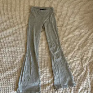 Flare pants från lager 157 i storlek Xs. Långa på mig som är 177🥰 Säljer du de inte kommer till användning.