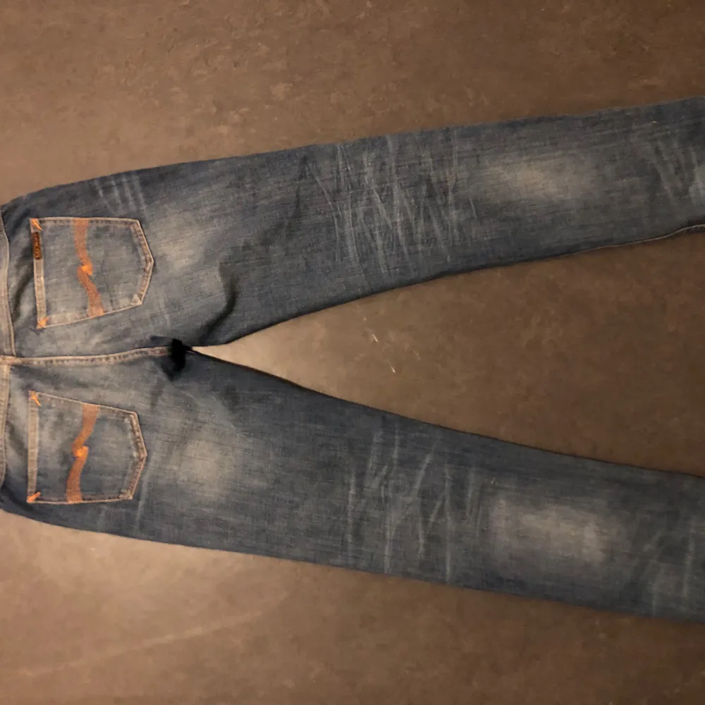 Sjukt snygga nudie jeans med slitningar. Modellen heter gritty Jackson.. Jeans & Byxor.