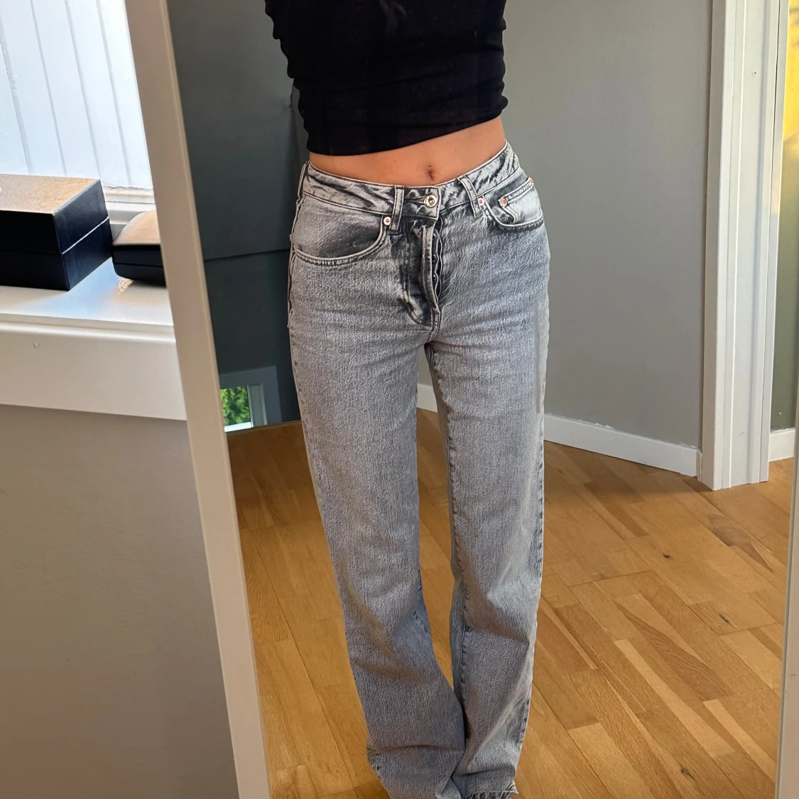 Grå jeans med rak passform