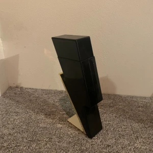 Bad boy parfym  - Hej jag säljer/byter nu min bad boy parfym från Carolina Herrera. Flaskan är ungefär 100/110ml. Full presentation ingår. Byten jag söker är Prada L’homme, Ysl Y EDP eller bleu de Chanel. Nypris runt 1 tusen. Skriv i dm vid minsta fråga! 