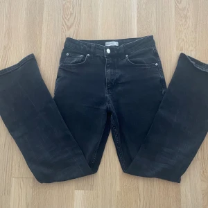 Svarta flare jeans, medelhög midja - Säljer dessa supersnygga svarta jeans med medelhög midja från Gina Tricot då de inte kommer till användning. Jeansen är i relativt bra skick.💞