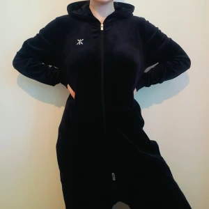 Svart onesie - Från OnePiece, strl S, knappt använd och mycket mjuk och len :) Originalpris låg på runt 1200 kr!