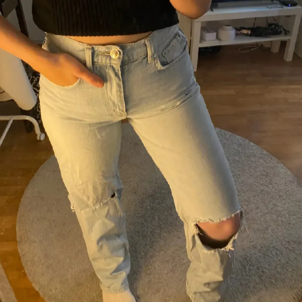 Säljer ett par ljusa jeans från Gina tricot i storlek 36. De har en snygg slitning på knäna som ger en cool och avslappnad look. Perfekta för vardagsbruk eller en avslappnad utekväll. De är i bra skick och har en klassisk femficksdesign.. Jeans & Byxor.