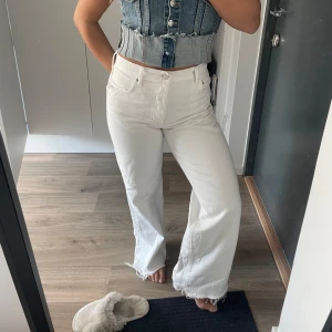 Vita jeans - Jeans från zara med medel/hög midja i storlek 34. Passar länge de som är 160/165