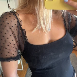 Blus/topp med puffärmar - Söt topp med puff ärmar!!!💖(endast smuts på spegeln inte tröjan!)