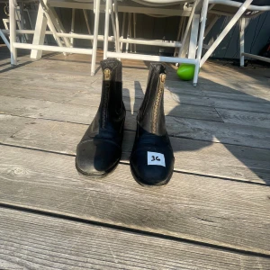 Ridskor, ganska använda därav priset. Forfarande rätt så fina ändå. - Ridskor med klack & dragkedja framme