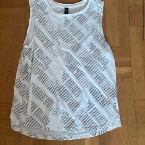 Tröja/linne  - Aldrig använd vit/silvrig jätte cool topp ifrån zoul. 