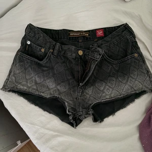 Låg midjade shorts  - Säljer för att dom är lite för små för mig och för att de inte kommer till användning . Det är storlek 28 och jag skulle säga att de passar 36-38 