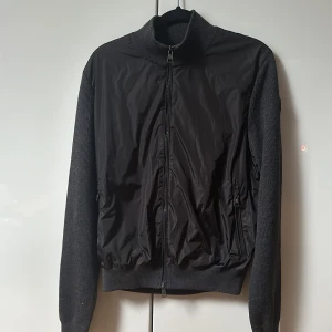 Moncler Cardigan Black Badge M - Säljer nu denna sjukt feta moncler cardiganen i storlek M. Säljer då den inte passar längre. Passar M/S. Självklart Äkta i otroligt bra skick 9,5/10 utan något slitage alls på cardiganen. Inget OG medföljer vid köp. Hör av er!